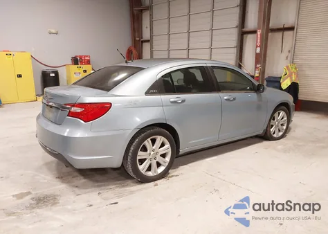 2013 Chrysler 200 Lx z USA, uszkodzony, nr VIN 1C3CCBAB5DN704532